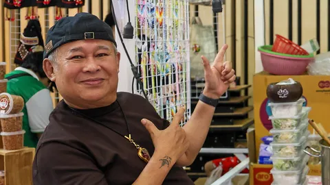 “เป็ด เชิญยิ้ม” ผันตัวเป็น “พ่อค้าขนมจีนกะลา” เผยจุดเปลี่ยนชีวิต “โควิดเป็นเหตุ” เลิกยึดติดอีโก้