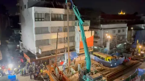 เสริมรถเครนยักษ์ 52 ตัน เร่งค้นหาคนงานตกหลุมเจาะเสาเข็ม ยังไร้วี่แวว