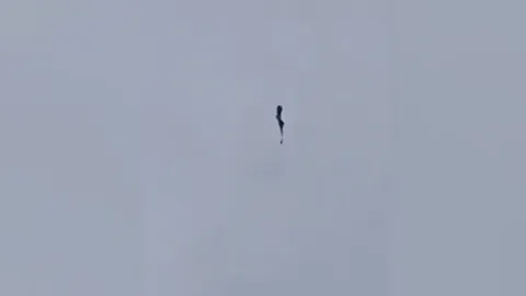 นาทีชีวิต ทหารร่มไม่กาง ตัดสายทิ้ง ดึงร่มสำรองทำให้รอดชีวิต