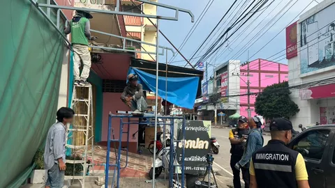 ตม.สระแก้ว บุกรวบ 3 เขมร แย่งอาชีพคนไทย เข้ามารับเหมาติดตั้งกันสาดในอรัญประเทศ