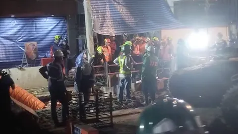 จนท. นำท่ออัดอากาศลงหลุม เตรียมพร้อมโรยตัว-ใช้มือขุดสำรวจค้นหาผู้ประสบภัย