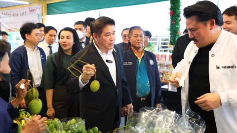 “ธรรมนัส” นำ “กัน จอมพลัง” ไลฟ์สดขายผลไม้เพิ่มช่องทางจำหน่ายผลผลิต