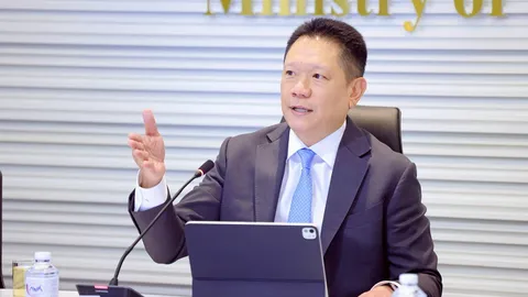 จากไฮโซบั๊ดสู่ปลัดลวรณ