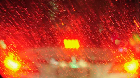 เลิกเปิดไฟขอทาง ไฟผ่าหมาก หรือไฟฉุกเฉิน ตอนฝนตก เพราะมันอันตรายมาก  