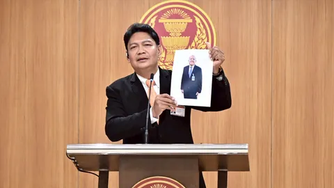 ถือภาพ “พิชัย” ตามหาคนหาย “สส.ประเสริฐพงษ์” ตะเพิดส่งแก้ราคาปาล์มไม่ได้ให้ลาออก