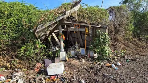 ชาวบ้านหลอน เจอรูปคนตาย วางเกลื่อนศาลริมถนน พระเมตตา ทำพิธีก่อนนำไปไว้วัด