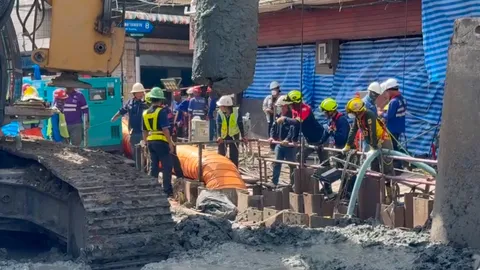 เจ้าหน้าที่พบอุปกรณ์ส่วนตัว "ผู้สูญหาย" ตกหลุมเสาเข็ม แต่ยังไม่เจอร่าง