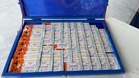 หนุ่มขี่ จยย. ล้มดับ ขณะเดินทางไปขายลอตเตอรี่ ชาวบ้านแห่ช่วยซื้อจนเกลี้ยงแผง