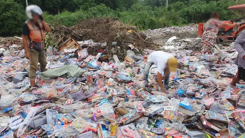 ชาวบ้านฮือฮา แห่ไปคัดของเล่นที่บ่อขยะ หลังคนนำมาทิ้ง บางชิ้นยังไม่แกะซอง (คลิป)