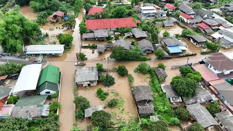 น้ำท่วมหมู่บ้านที่สันป่าตองหลายสิบหลังคาเรือน เจ้าหน้าที่ช่วยรื้อบ้าน ขนของขึ้นที่สูง