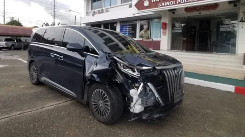 คนขับรถตู้ป้ายแดงชนรถ จยย. พ่อและลูกวัย 7 ขวบเสียชีวิต เข้ามอบตัวแล้ว