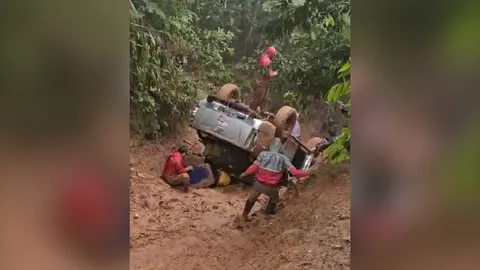 กระบะออฟโรด ไถลลงเนินปราบเซียน ชนเขาพลิกหงายท้อง ล้อชี้ฟ้า 