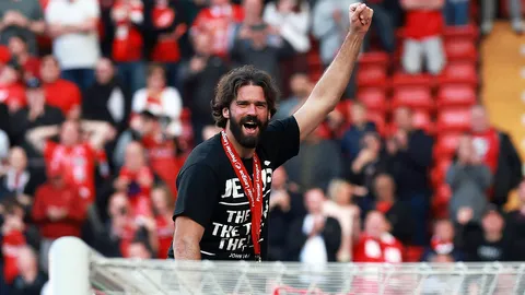 เรียกได้ว่ายับ! "อลิสซอน" ปล่อยมุกใส่นักข่าว ปาร์ตี้จนเหนื่อย หลังฉลองแชมป์ต่อเนื่อง 4 สัปดาห์