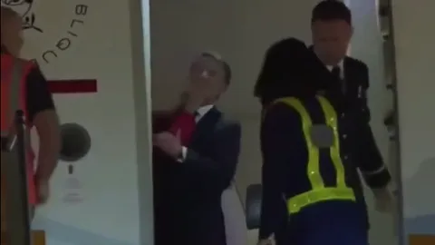 ปธน.มาครง ถูกสุภาพสตรีหมายเลข 1 "ผลักหน้า" ต่อหน้าสื่อก่อนลงเครื่องบินที่เวียดนาม