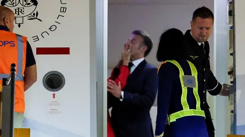 ปธน.ฝรั่งเศสถูกภริยาผลักหน้า ยืนยันแค่ล้อเล่นกัน ปัดมีปัญหาครอบครัว