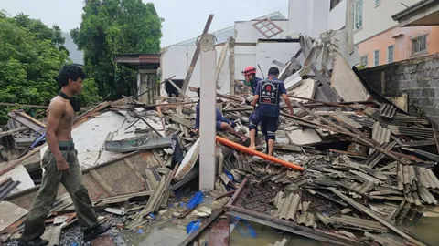 สมุทรปราการระทึก บ้านสองชั้นพังถล่ม คนเจ็บยังติดใต้ซาก 1 ราย กู้ภัยเร่งช่วยเหลือ