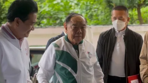 “บิ๊กป้อม” โชว์ตัวหลังลื่นล้ม บอกเสียงสูง “สบายดี” นำลูกพรรค พปชร. ถกงบปี 69