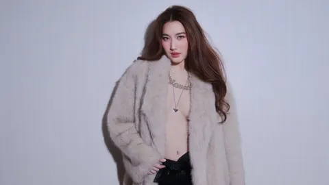 เปิดภาพ เบสท์ คำสิงห์ ฉลองวันเกิดอายุ 25 ปี แหวกอกโนบราอวดความเซ็กซี่