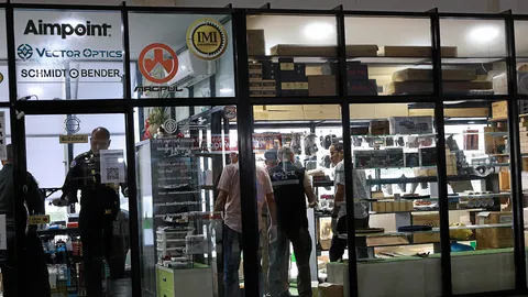 ทลายรังปืนเถื่อน ในค่ายทหารใหญ่ เป็นผัว พ.ต.หญิง ส่งขายออนไลน์ ยึด "400 กระบอก"