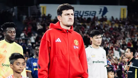 "แข้งทีมชาติไทย" ถูกทักหน้าเหมือน "นักเตะแมนยูฯ" หลังถ่ายรูปคู่กัน 