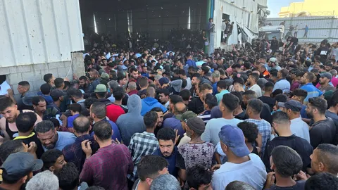 ฝูงชนผู้หิวโหยบุกคลังเก็บอาหารในกาซา แย่งชิงกระสอบแป้งและอาหารจนเกลี้ยง