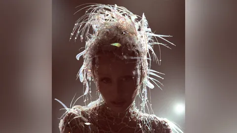 Miley Cyrus ปล่อยอัลบั้มใหม่ Something Beautiful พร้อมเอ็มวี Easy Lover