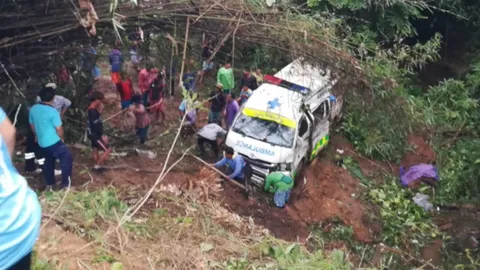 พลังสามัคคี "ชาวอมก๋อย" ช่วยกันดึงเชือก กู้รถพยาบาลตกเหวลึก 10 เมตร