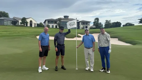 "สมเด็จพระราชาธิบดี จิกมีฯ" เสด็จเยือนสนามกอล์ฟ Stonehill เป็นการส่วนพระองค์