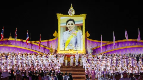 นายกฯ และคู่สมรส นำพสกนิกรจุดเทียนถวายพระพรชัยมงคล “สมเด็จพระราชินี”