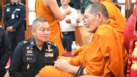 "หลวงปู่ศิลา" มอบเงินบริจาคให้กองทัพภาคที่ 2 ช่วยเหลือกองกำลังทหารชายแดน