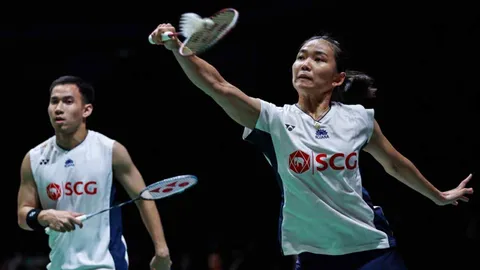 กลัวที่ไหน "บาส-เฟม" ปราบคู่เจ้าถิ่น 2-0 ลิ่วรอบ 16 คู่สุดท้าย ขนไก่ "อินโดนีเซีย โอเพ่น 2025"