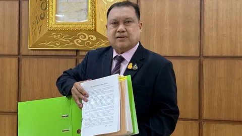 “สนธิญา” หอบหลักฐานจี้ “กกต.” ฟัน “พีระพันธุ์” ถือหุ้น แก้ข้อบังคับพรรคขัดรธน.