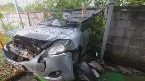 ฝรั่งวัย 72 ปี ขับเก๋งพุ่งชนกำแพงคอนกรีตชาวบ้าน หวิดเหยียบเด็กหญิง 8 ขวบ