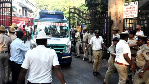 เบียดกันตาย 11 ศพ ชาวอินเดียนับแสนร่วมพาเหรดฉลองแชมป์คริกเกต