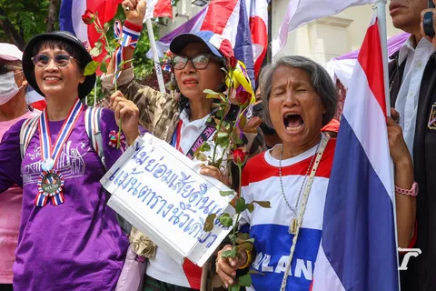ม็อบ คปท.-กองทัพธรรม บุกกลาโหม ร้องแสดงจุดยืนปมชายแดนไทย-กัมพูชา⁣