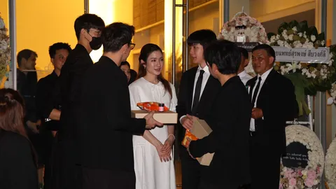 ชมภาพบรรยากาศสวดพระอภิธรรมศพคืนที่ 4 คุณแม่นนกุล  แอฟ ทักษอร เป็นเจ้าภาพ