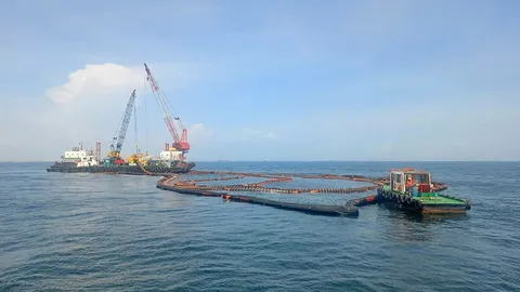 วาล์วน้ำมันหลุด 8 พันลิตรลงทะเล ไทยออยล์ลุยใช้บูมล้อมทัน เร่งกำจัดคราบ ทำป่วนศรีราชา