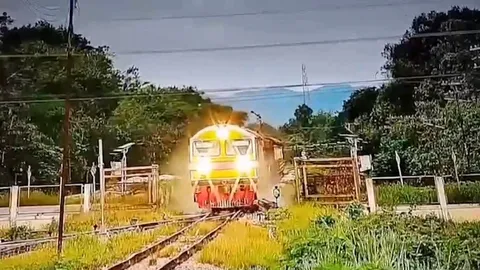 อุบัติเหตุสลด เด็กหญิงวัย 14 และ 15 ปี ขี่ จยย. ตัดหน้ารถไฟ ถูกชนดับคู่