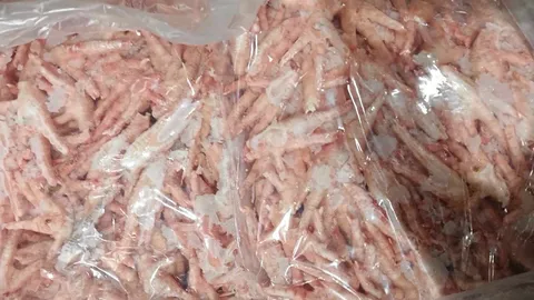 บุกจับห้องเย็น "ตีนไก่เถื่อน" ซุกกว่า 346 ตัน ส่งตรวจหาเชื้อ