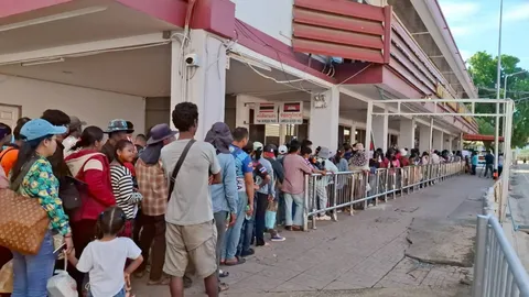 แถวยาวเหยียดแต่เช้า คนแห่ข้ามแดนด่านพรมแดนคลองลึก จ.สระแก้ว 