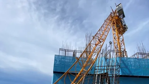 ระทึกกลางเมืองพัทยา เครนก่อสร้างคอนโดฯ หักพัง-สลิงขาด นายกฯ ยันไม่มีผู้บาดเจ็บ