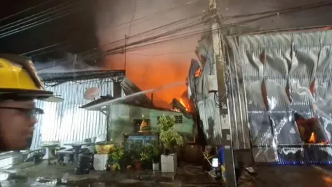 ดับ 2 เจ็บ 2 ไฟไหม้โกดังกระดาษย่านหนองแขม เจ้าหน้าที่คุมเพลิงได้แล้ว