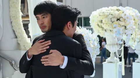 บอย ปกรณ์ สวมกอด นนกุล ในวันส่งคุณแม่เพ็กแฮครั้งสุดท้าย ต่างคนต่างให้กำลังใจกัน (คลิป)