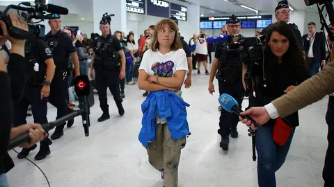 อิสราเอลเนรเทศ เกรียตา ทุนแบร์ย หลังพยายามนั่งเรือขนเสบียงเข้ากาซา