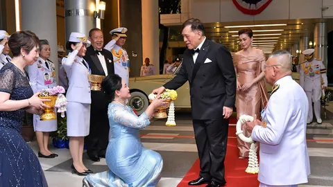 ในหลวง-พระราชินี เสด็จฯทอดพระเนตร การแสดงกาชาดคอนเสิร์ต ครั้งที่ 51 “SEA OF LOVE” 