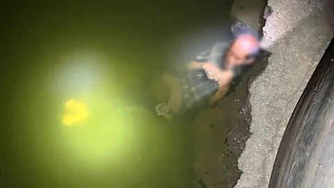 หนุ่มเมียนมาแจ้งพบศพลอยน้ำ ตร.ใช้ไม้เขี่ยกลับสะดุ้งฟื้น ทำตกใจแทบวิ่งหนี (คลิป)