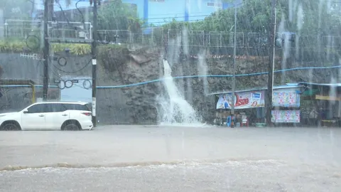 ฝนตกหนักที่คลองใหญ่ จ.ตราด น้ำป่าไหลสมทบ ทำน้ำท่วมหลายจุด