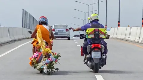 กู้ภัยรีบโบกให้จอด เจอชายแปลกแต่งกายคล้ายพระ พบเป็นหนุ่มคนดังกำลังตามหาวิญญาณ