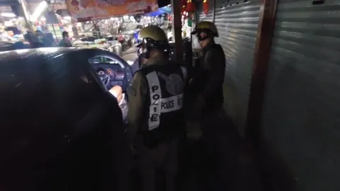 ปลุกยังไงก็ไม่ตื่น ตำรวจแพร่ยึดหลักเมาไม่ขับ จอดนอนกลางตลาด สายตรวจเรียกกันวุ่น