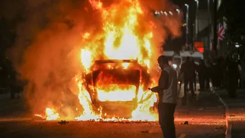 ไอร์แลนด์เหนือเดือด ผู้ประท้วงโจมตีตำรวจ จุดไฟเผารถ-บ้าน